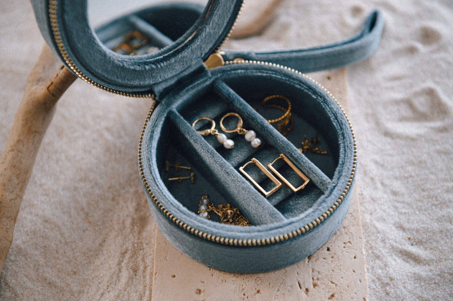 Velvet Jewelry Travel Case – Organizer for Necklaces, Rings & More
