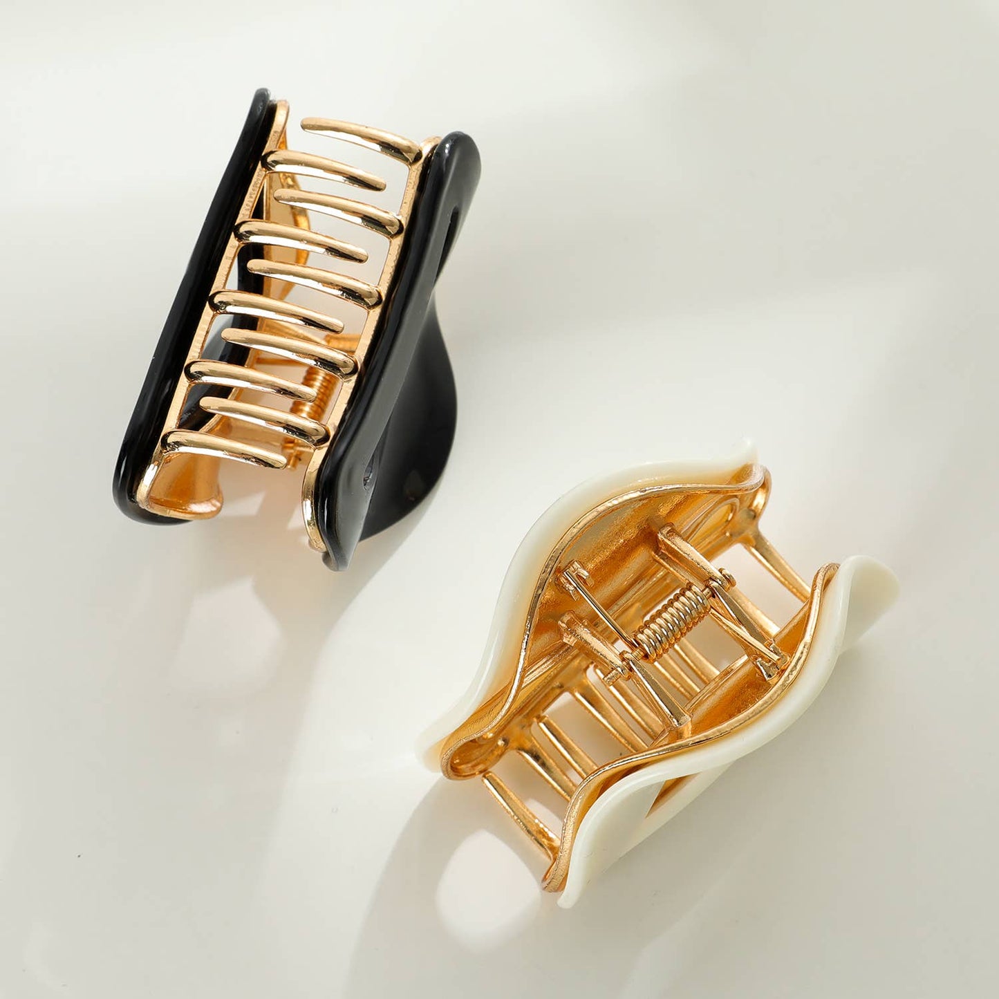 Nadia Solid | Medium Curved Metal Claw Clip